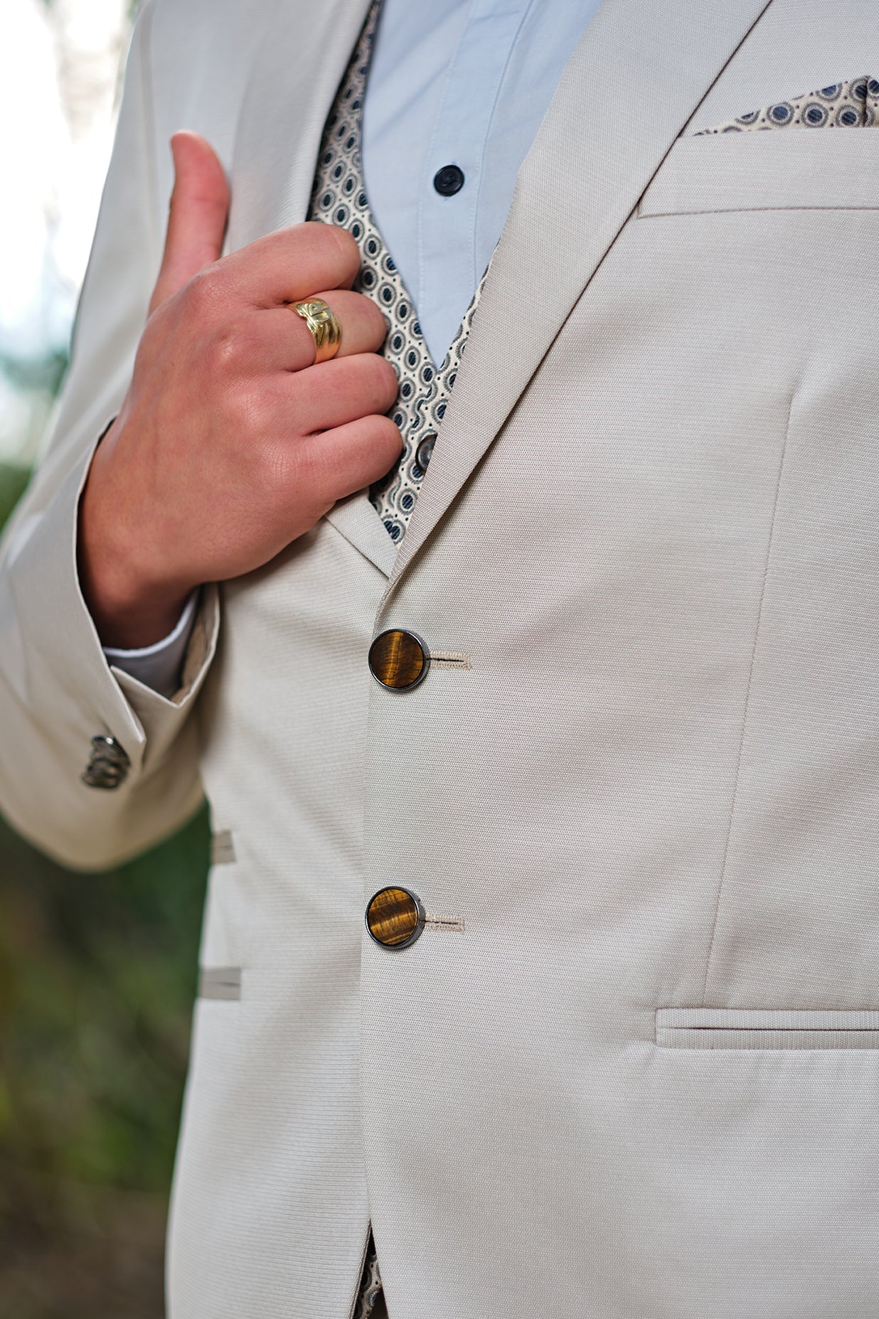 21mm button in carbon metal and tiger's eye