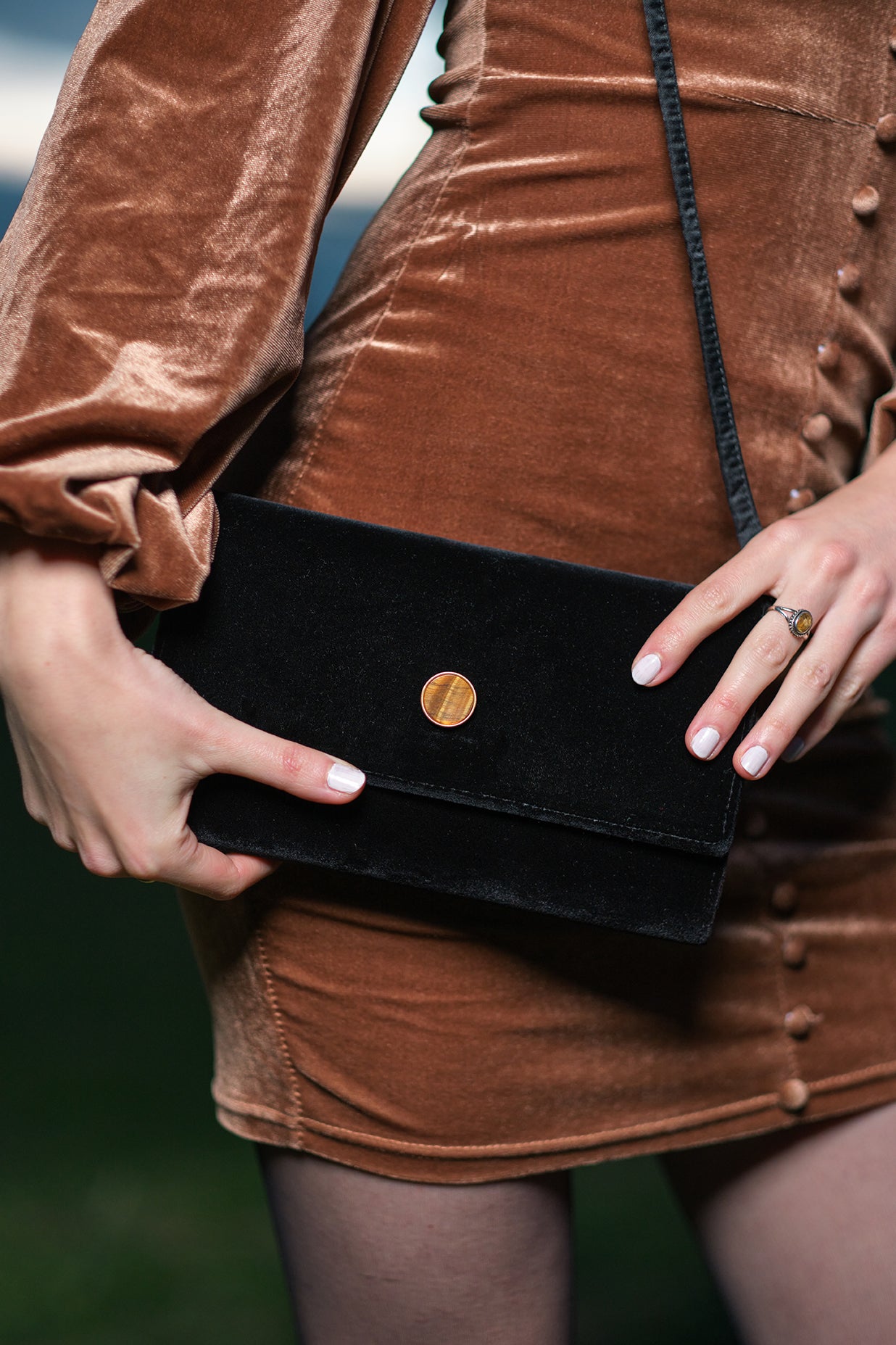 21mm button in carbon metal and tiger's eye
