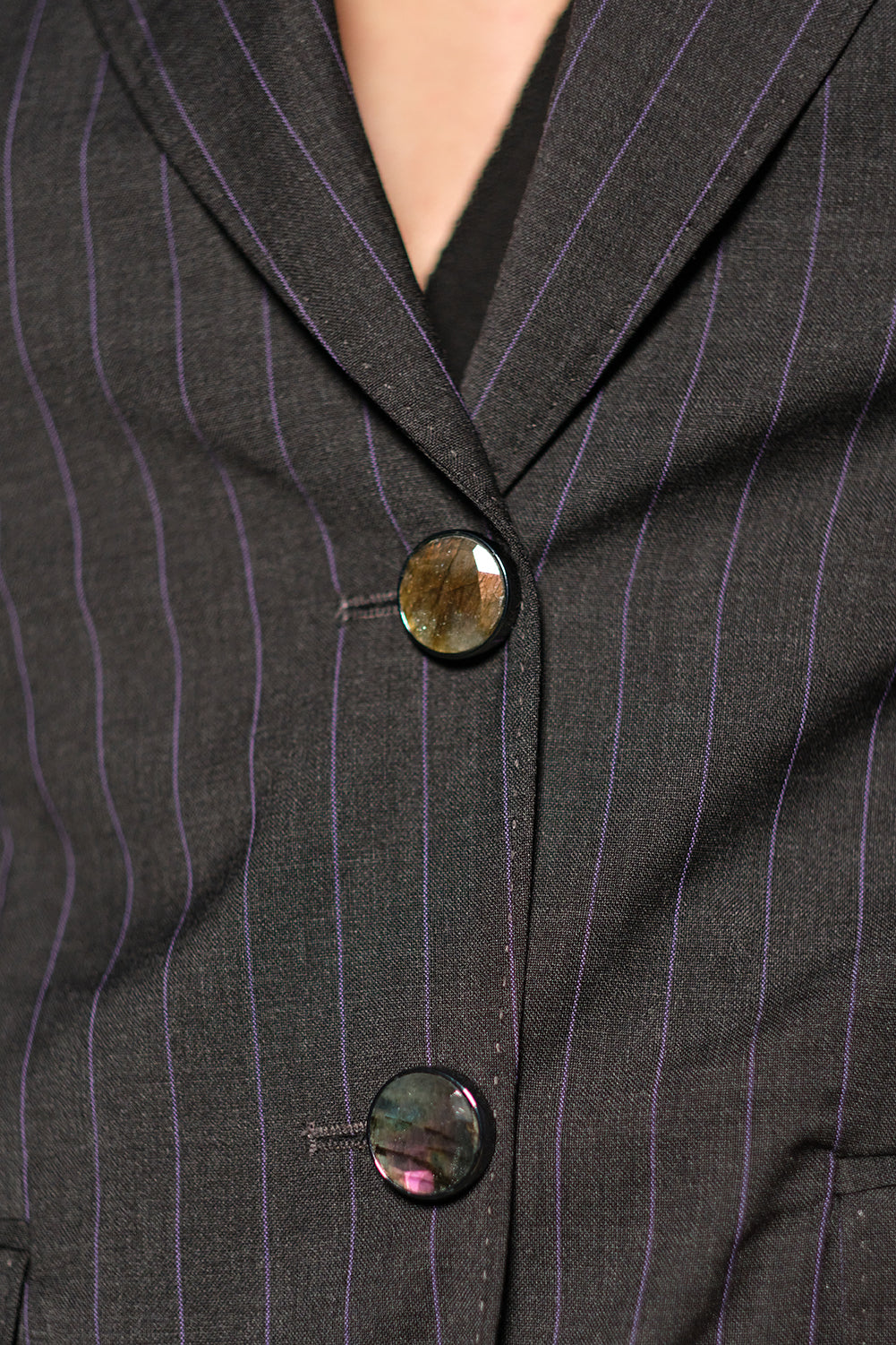 21mm button in carbon metal and faceted purple labradorite