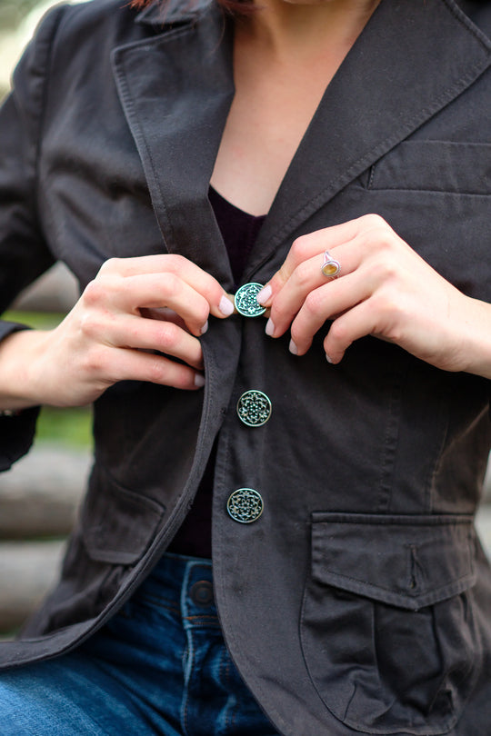 photo veste femme noire avec boutons Custon's baroques fond émail noir 21 mm