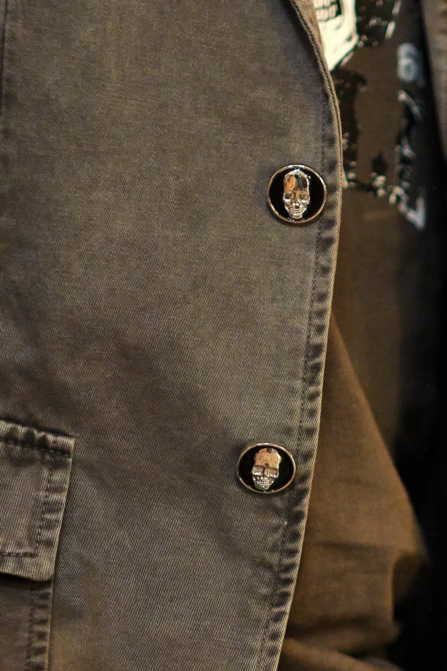 Bouton 21 mm en métal brillant argenté avec motif tête de mort "SKULL"