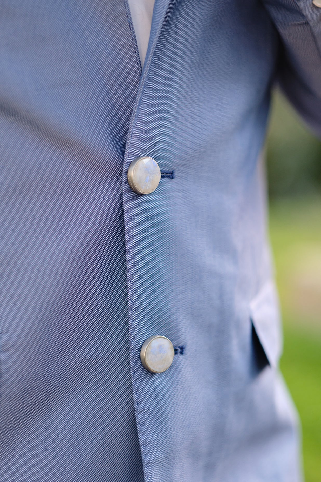 21mm button in brushed silver metal and faceted moonstone